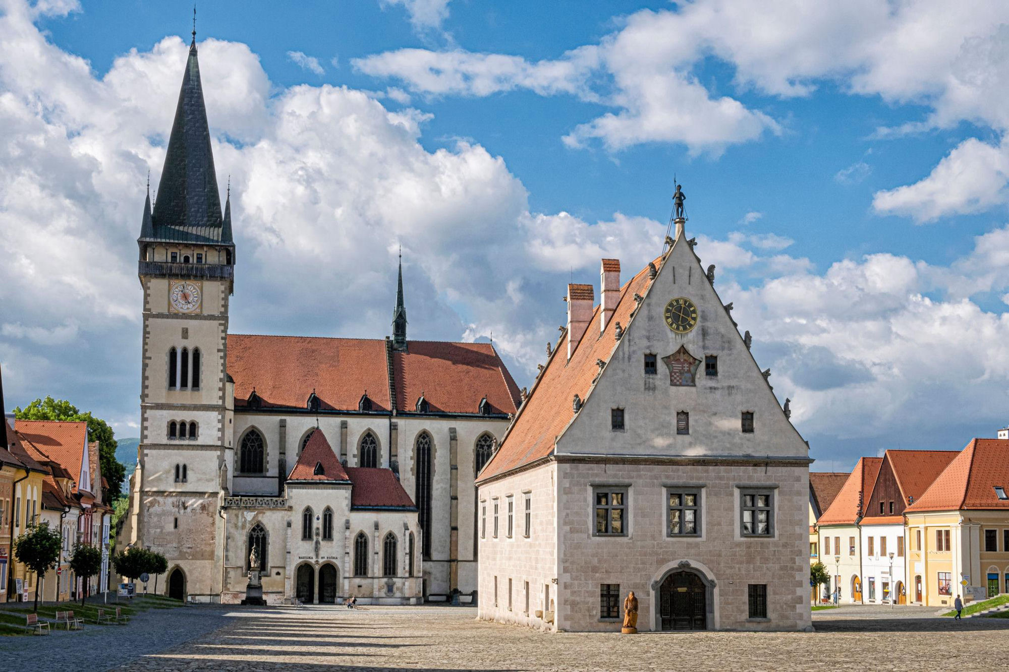 Bazilika svätého Egídia a radnica na námestí v Bardejove